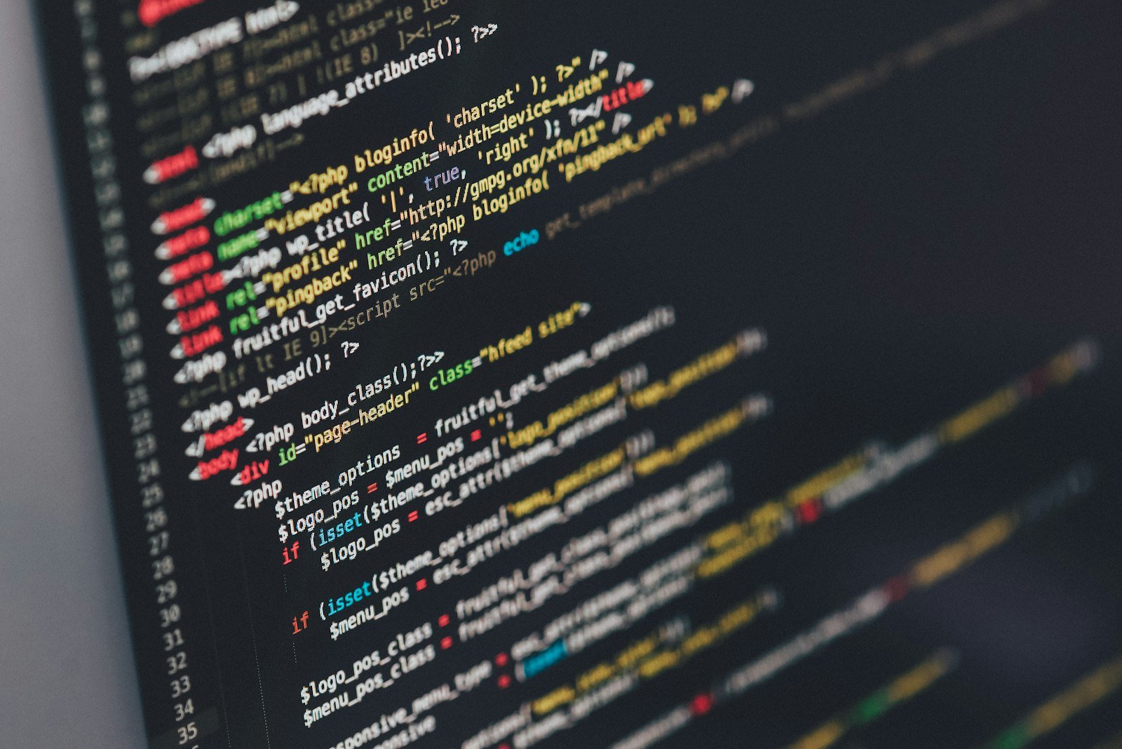 Kolorowy kod programu na monitorze
